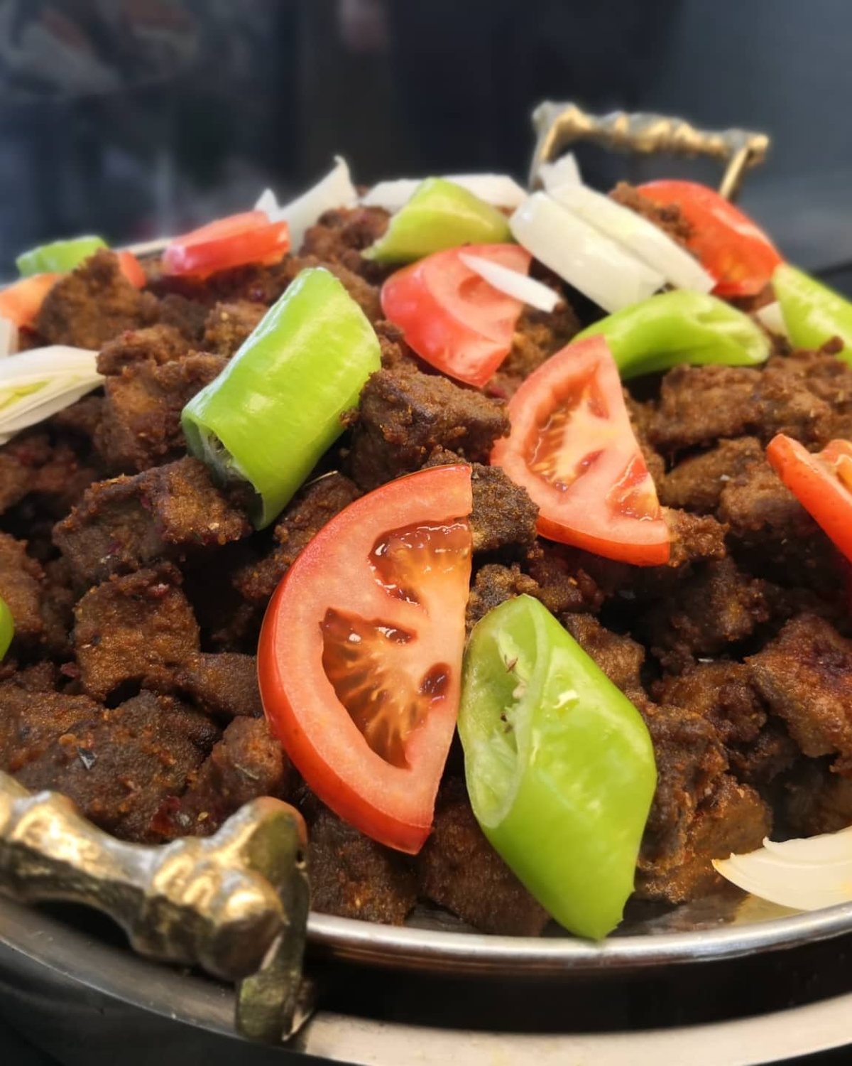 Tabakta et döner, pilav ve közlenmiş sebzeyle